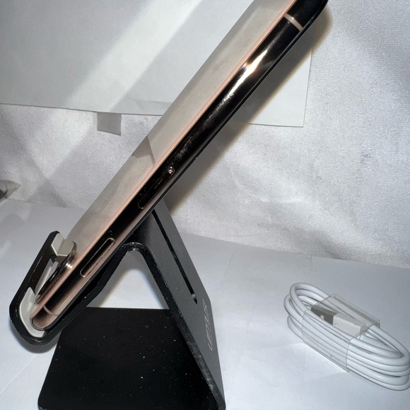 iPhone Xs 64GB Gold Unlocked - Picture 7 of 8